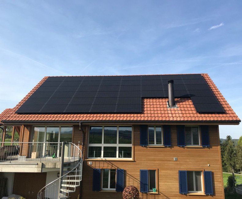 PV-Module JA-Solar schwarz | © Sigmatic AG Sursee