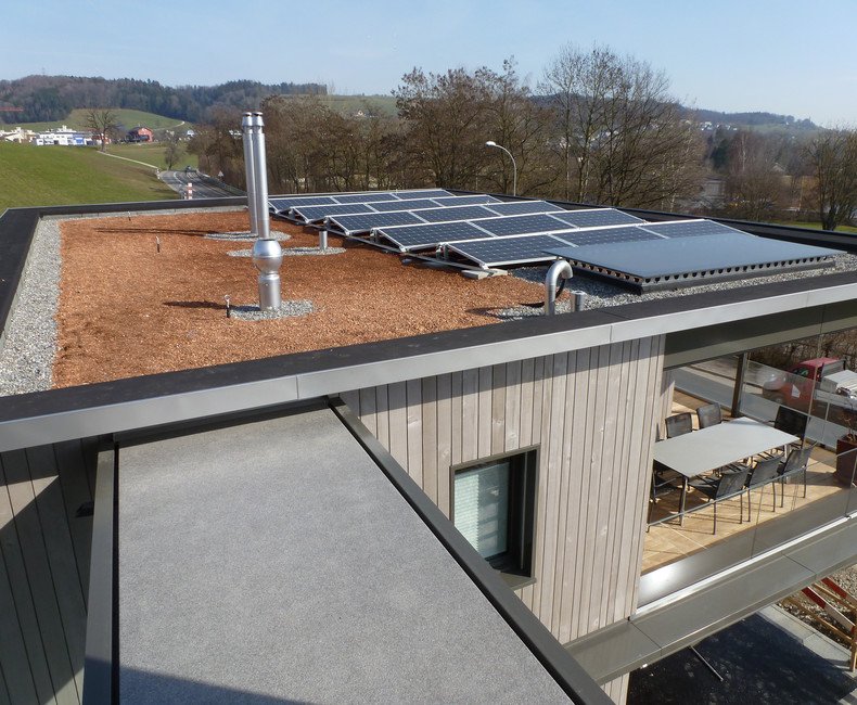 PV-Anlage Flachdach Ost-West | © Sigmatic AG Sursee